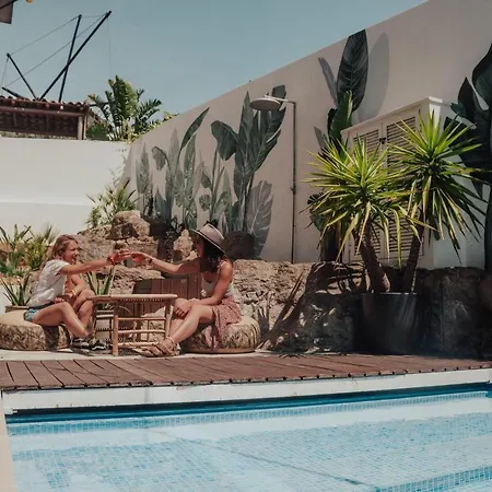 The Salty Surf & Yoga Хостел